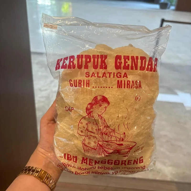 Kerupuk Gendar Salatiga Ibu mengoreng — oleh-oleh khas Salatiga